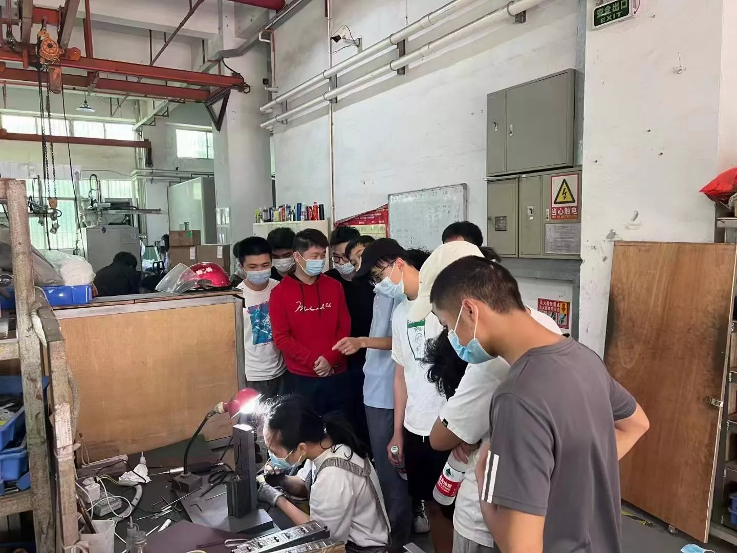 现场班学员参观模具厂