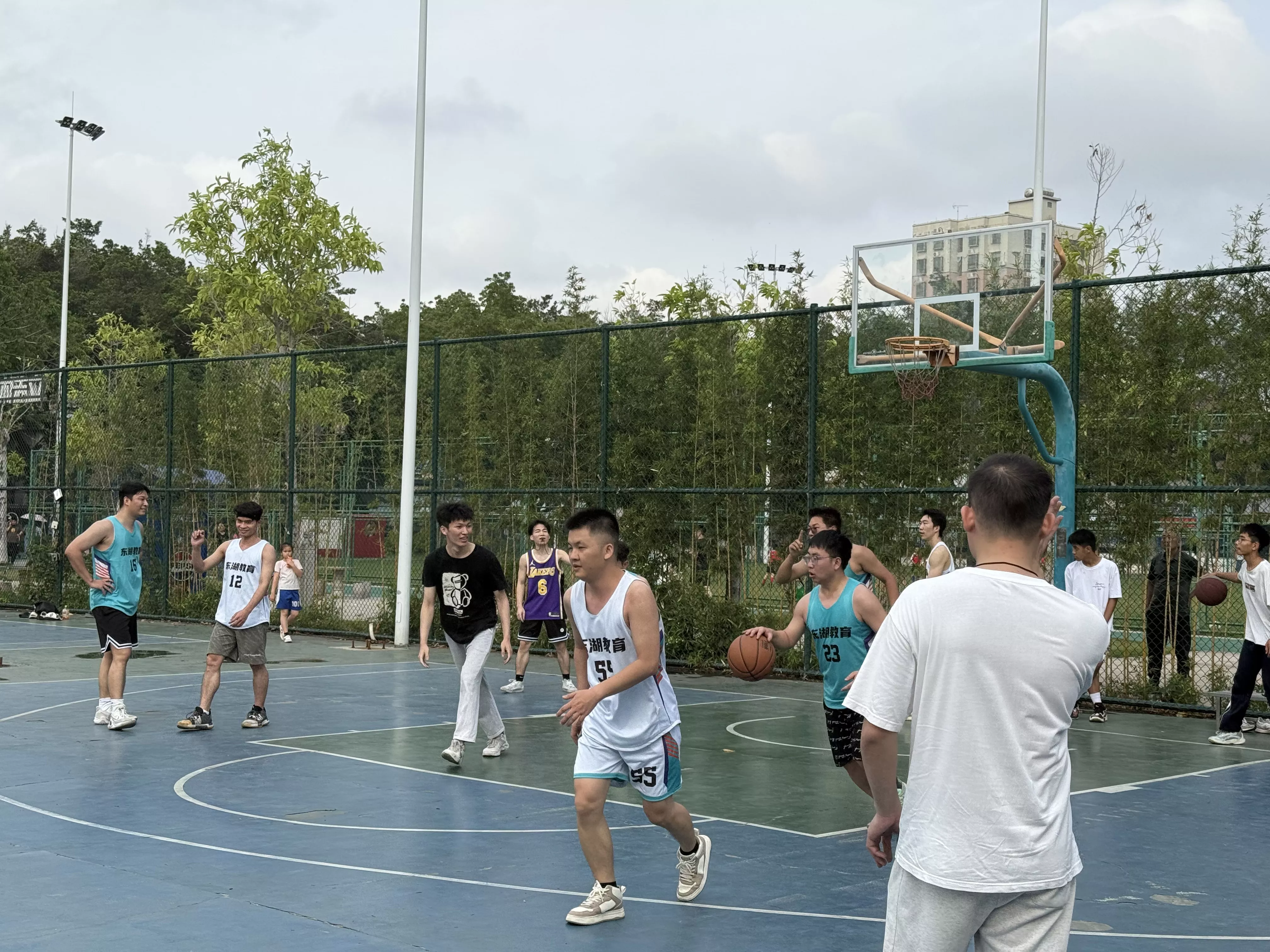 东湖教育现场班师生篮球比赛