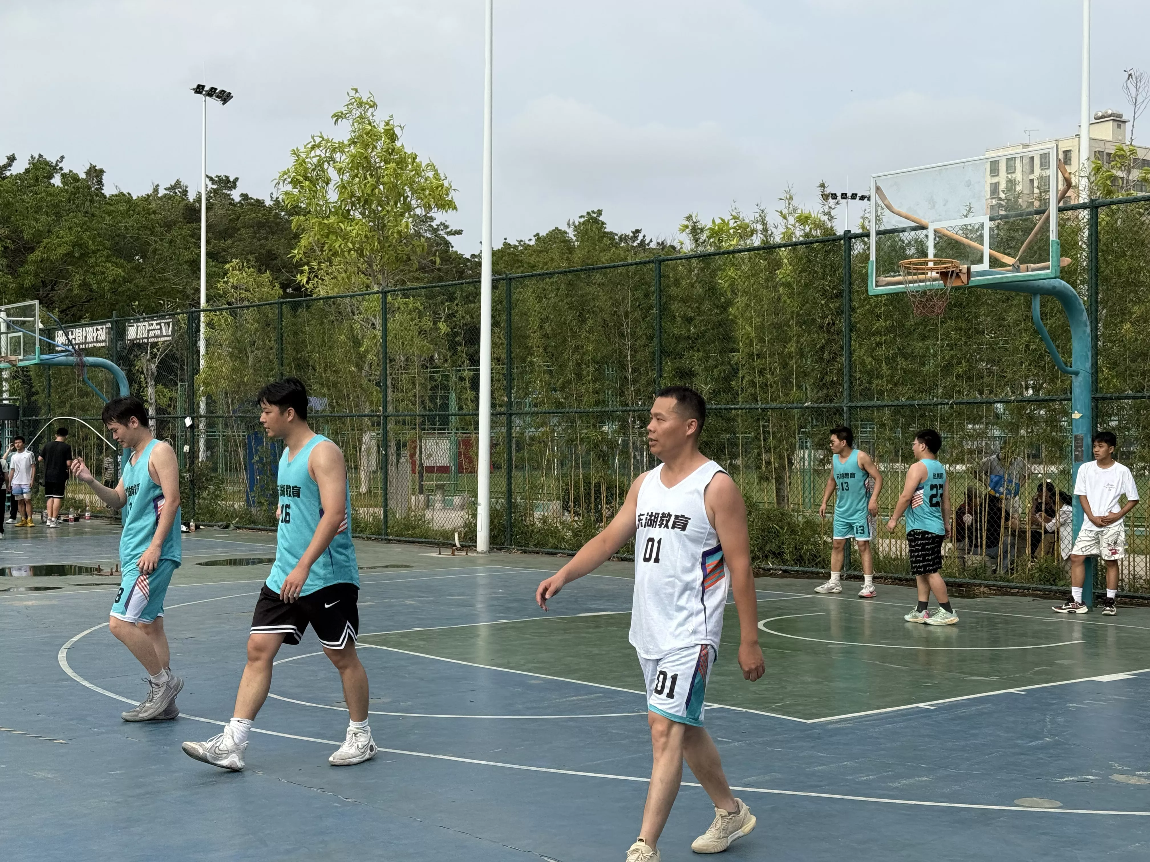 东湖教育现场班师生篮球比赛