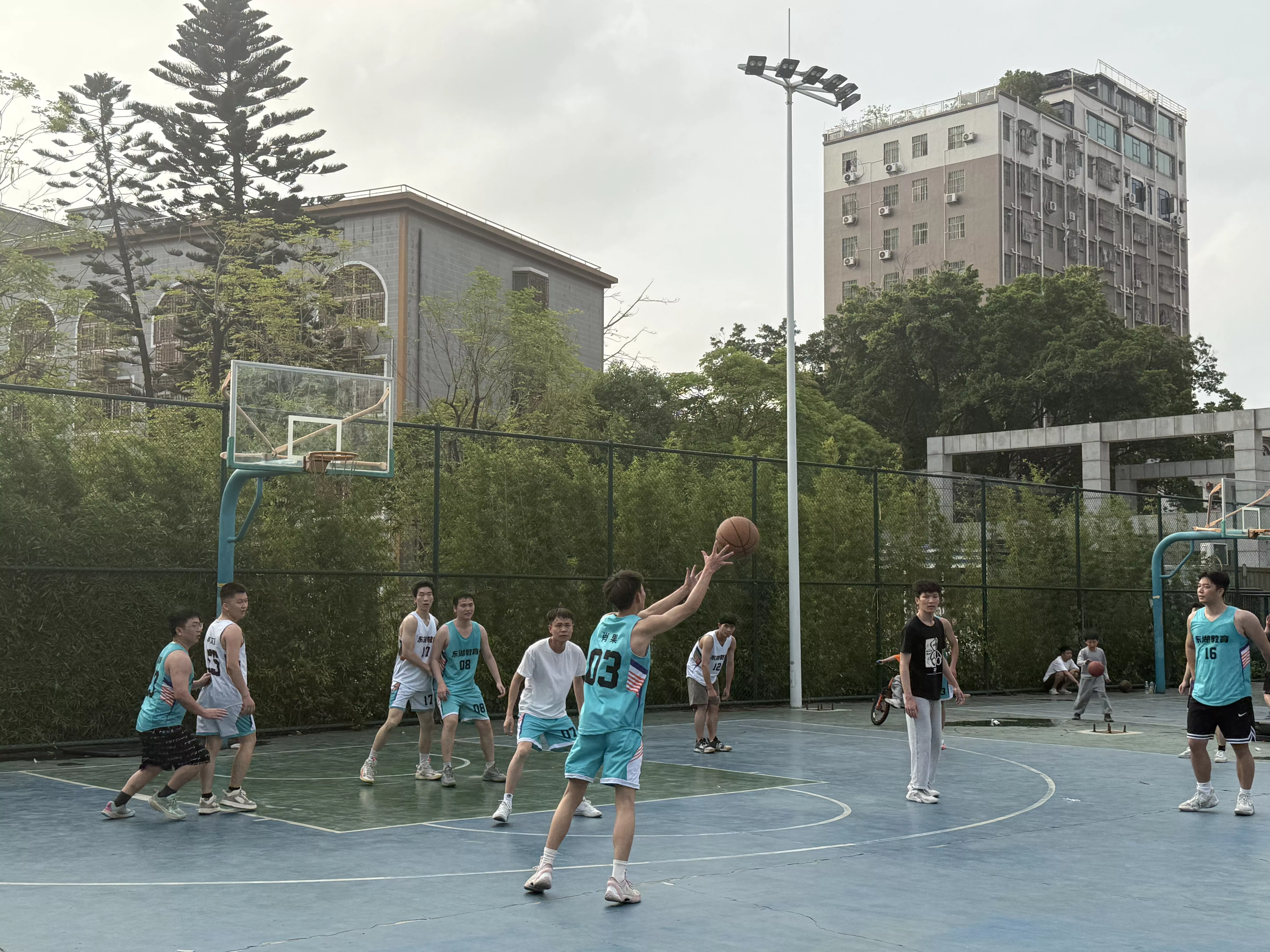 东湖教育现场班师生篮球比赛