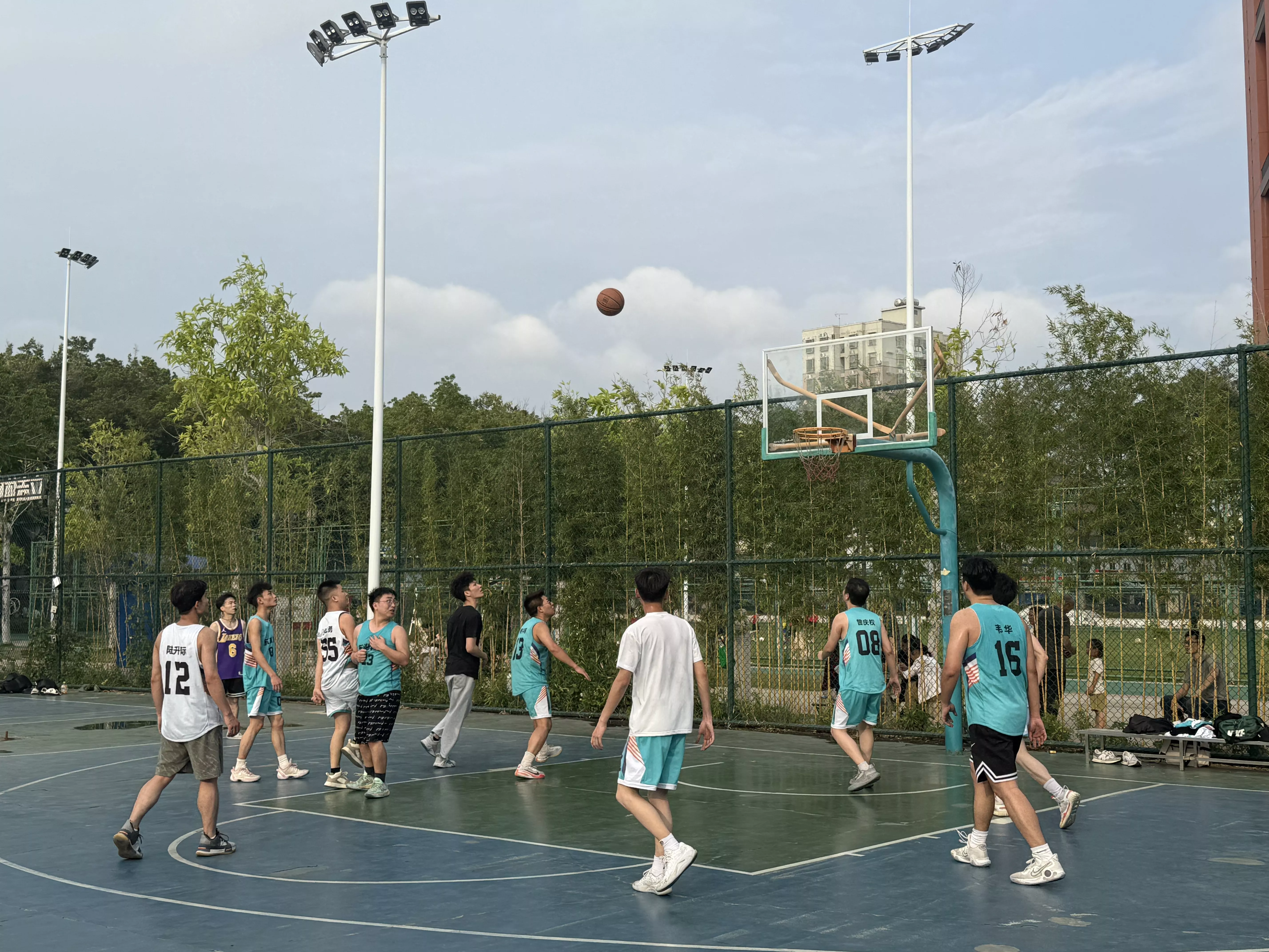 东湖教育现场班师生篮球比赛