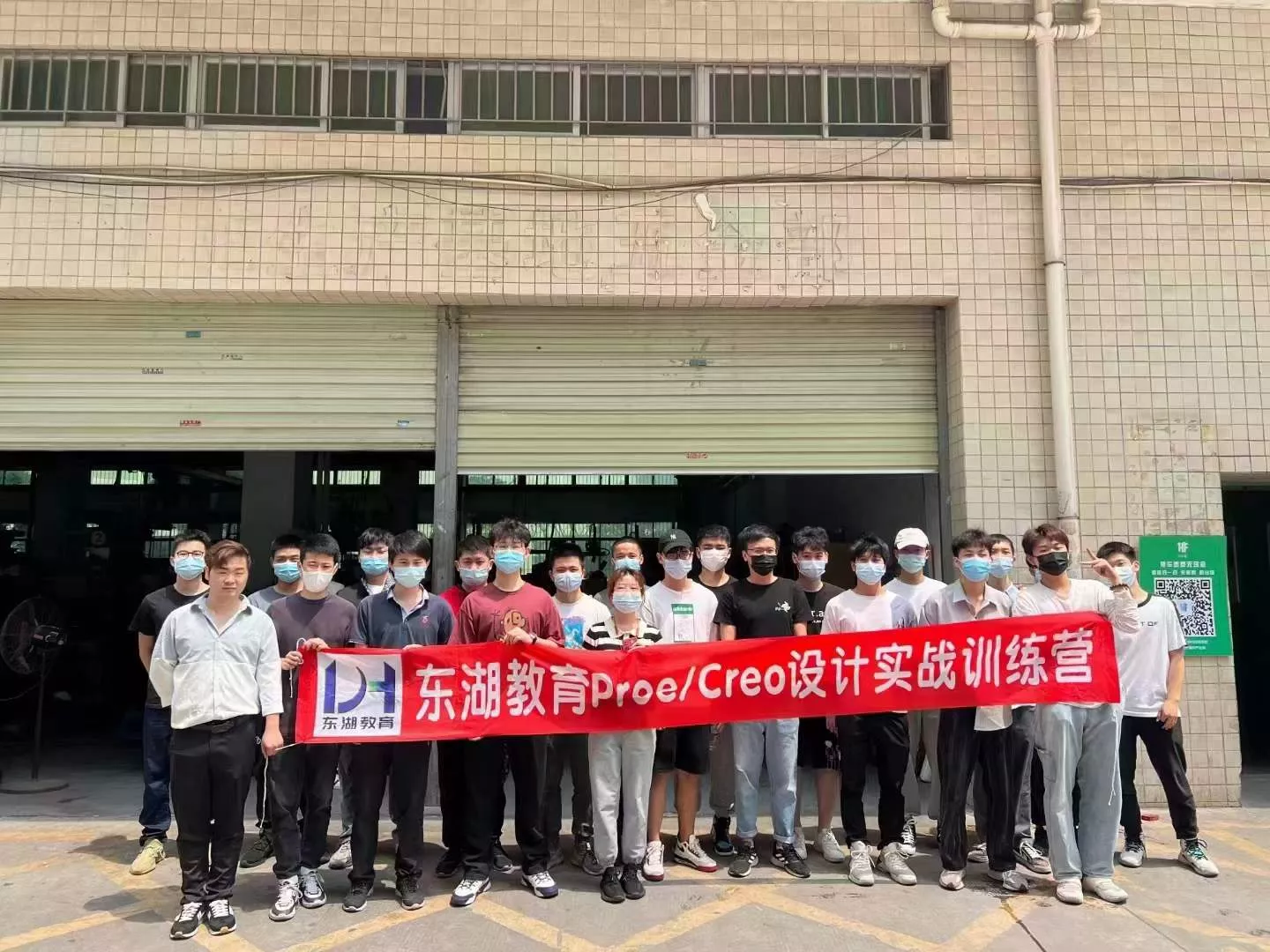 现场班同学参观模具厂