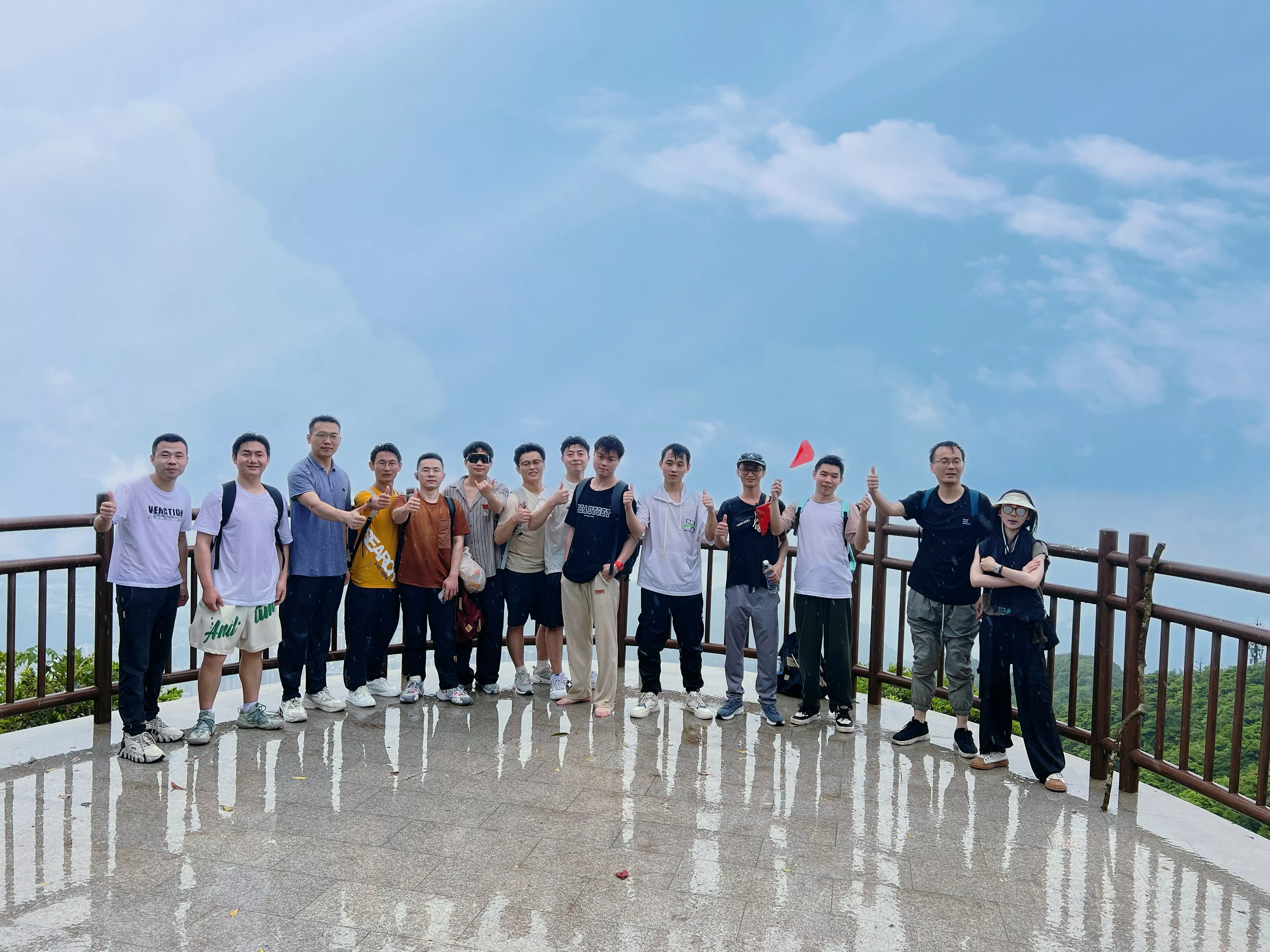 现场班学员爬梧桐山合影